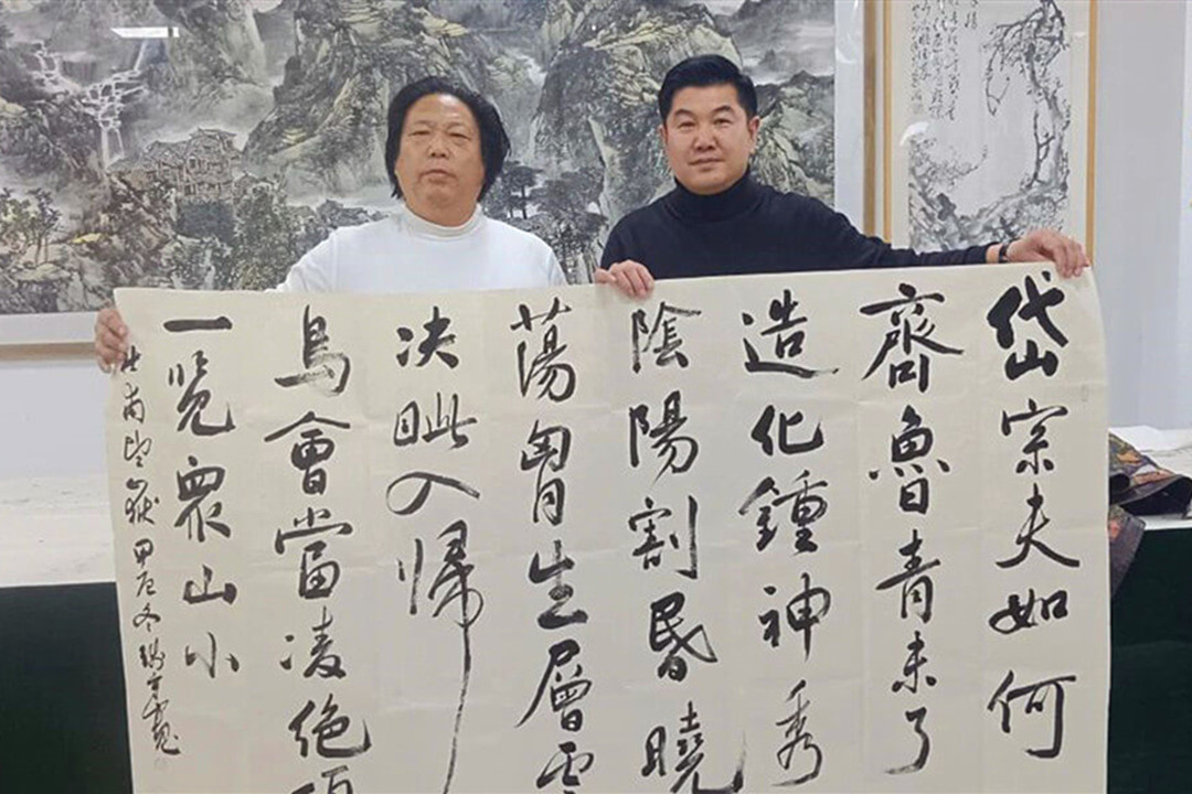 著名书法家钱守宽莅临中国泰山华侨书画院进行书法创作